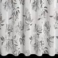 Firana szyta na taśmie 8 cm biało srebrna z matowej etaminy z kwiatowym nadrukiem