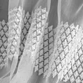 Firana szyta na przelotkach biała z tkaniny typu Aden, zdobiona drobnym, geometrycznym haftem tworzącym poziome pasy