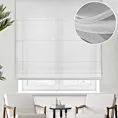 Roleta rzymska biała z delikatnie połyskującej tkaniny typu PERU z efektem opalizującym, wykończona obciążnikiem