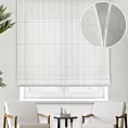 Roleta rzymska kremowa z tkaniny w pionowe pasy i efektem deszczyku, wykończona obciążnikiem