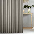 Zasłona szyta na taśmie fala beżowa z gładkiej tkaniny zaciemniającej typu dimout wykończona obciążnikiem