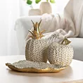 Figurka dekoracyjna w kształcie ananasa zdobiona plecionym wzorem Eurofirany