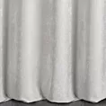Zasłona szyta na przelotkach jasnosrebrna z tkaniny o szenilowej strukturze