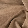 Roleta rzymska jasnobrązowa z miękkiej tkaniny o welurowej strukturze i wyraźnym splocie