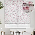 Roleta rzymska biało różowa z tkaniny typu ETAMINA z kwiatowym nadrukiem, wykończona obciążnikiem