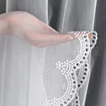 Firana szyta na przelotkach biała z tkaniny z efektem deszczyku, zdobionej u dołu haftem z kryształkami