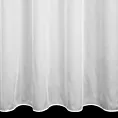 Firana szyta na przelotkach biała z miękkiej i połyskliwej tkaniny, wykończona obciążnikiem