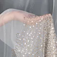 Firana szyta na taśmie fala biało beżowa z delikatnie połyskującej tkaniny typu PERU, zdobionej haftem oraz cekinami