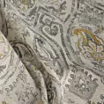 Zasłona szyta na tunelu popielato musztardowa z tkaniny z dodatkiem bawełny i nici metalicznej, o wzorze ornamentowym, zawiera 20% bawełny