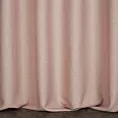 Zasłona szyta na taśmie fala pudrowo różowa z tkaniny z dodatkiem połyskującej nici, z widocznym ozdobnym splotem