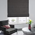 Roleta rzymska LOVELY grafitowa z widocznym ozdobnym splotem, o naturalnym charakterze
