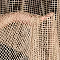 Firana szyta na przelotkach beżowa z luźno tkanej siatki szenilowej, delikatnej i miękkiej w dotyku, wykończona obciążnikiem
