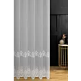 Firana szyta na przelotkach biała z matowej tkaniny ozdobionej haftem z cekinami