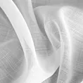 Firana szyta na flexach biała z lekko połyskującej etaminy o gęstym splocie, wykończona obciążnikiem