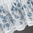 Zazdrostka biała z etaminy z malarskim nadrukiem niebieskich kwiatów i bawełnianą koronką 150x30 cm tunel POLA  Eurofirany