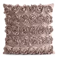 Poszewka na poduszkę 45 x 45 cm z welwetu kolor pudrowy zdobiona 3D aplikacją róż ROSES Eva Minge Eurofirany