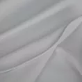 Poszewka szyta jasnosrebrna z gładkiej tkaniny zaciemniającej typu dimout wykończona obciążnikiem