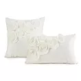 Poszewka na poduszkę 30 x 50 cm welwetowa kolor kremowy zdobiona aplikacja w róże Eurofirany