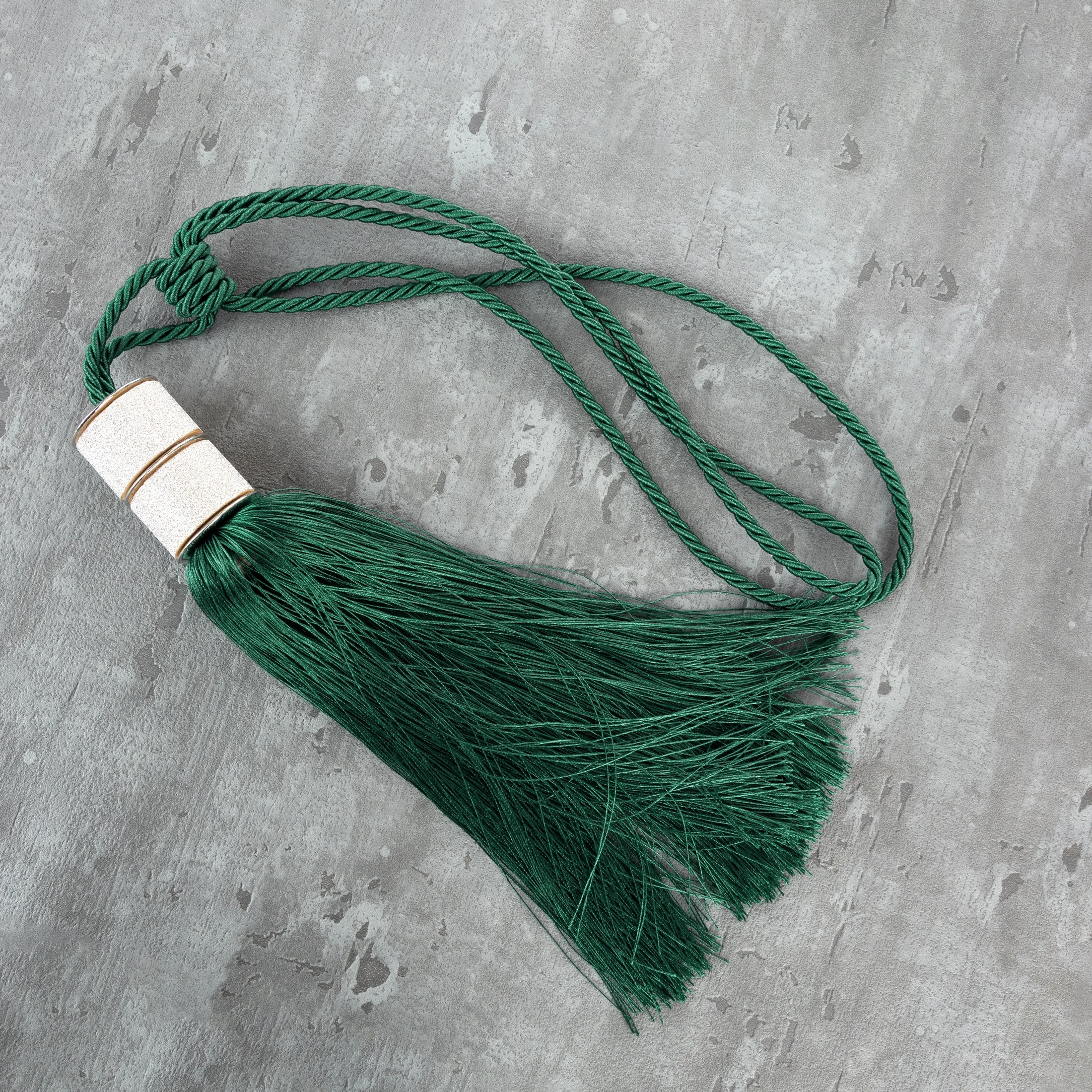 Dekoracyjny sznur do zasłon NATI upinacz z chwostem i lśniącą obrączką Eurofirany