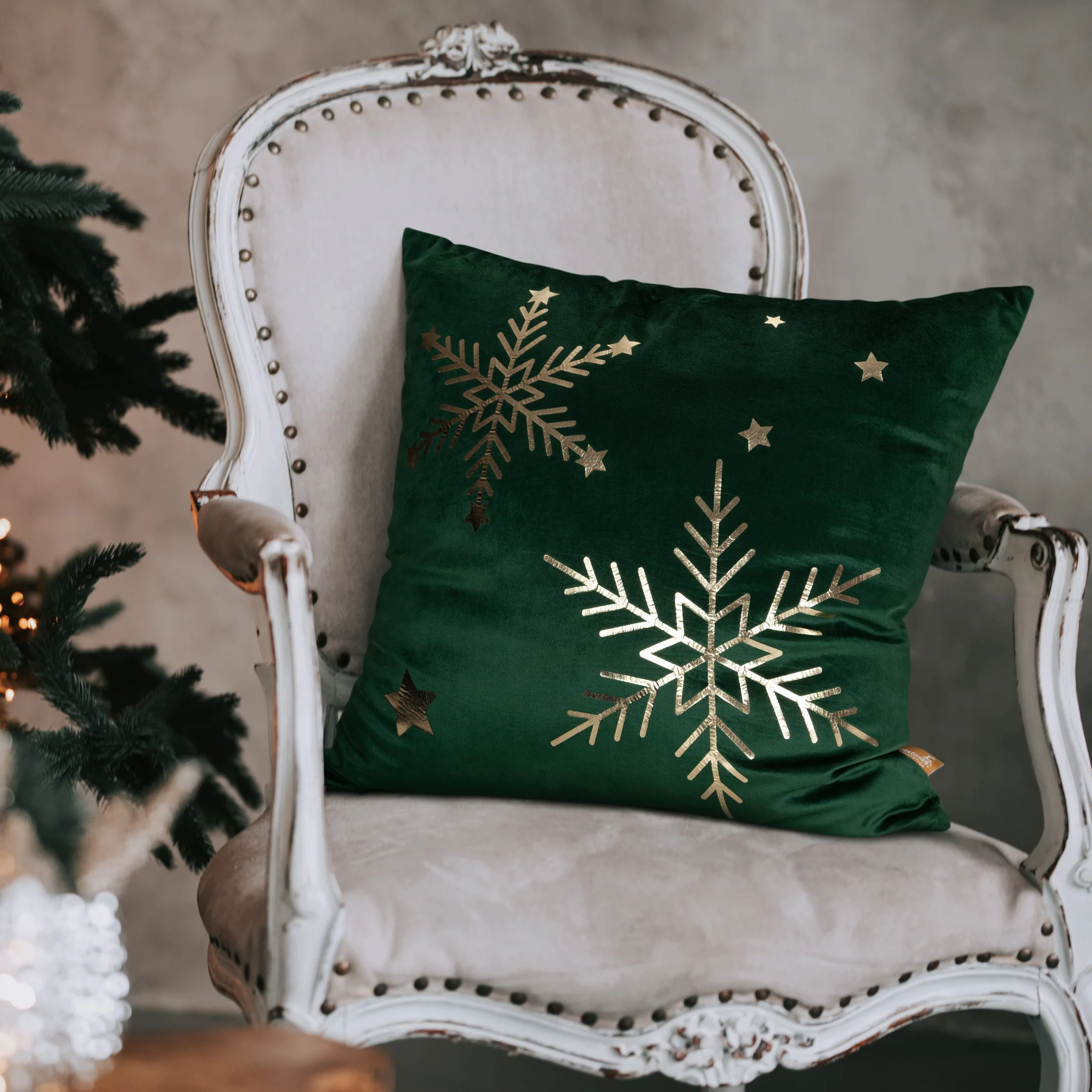 Poszewka na poduszkę świąteczna 45x45 cm welwetowa ciemnozielona zdobiona nadrukiem szampańskich śnieżynek Eurofirany