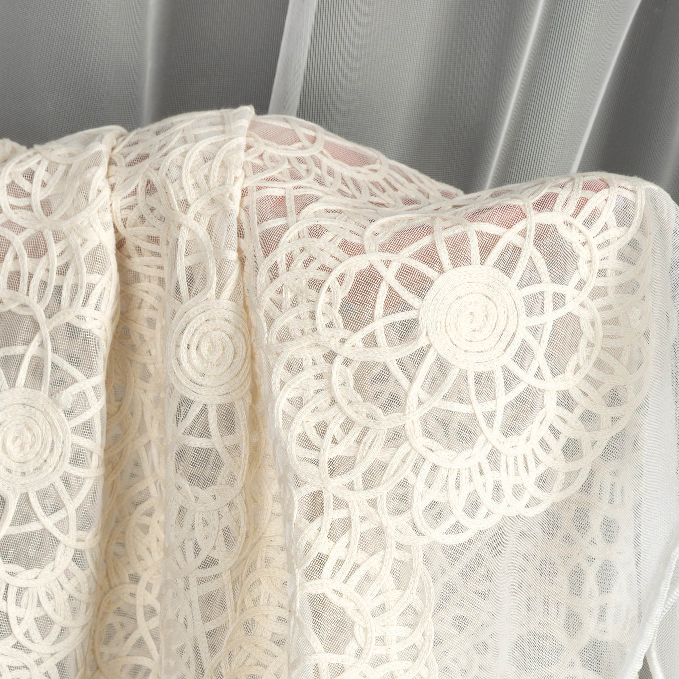 Firana beżowa z tkaniny typu peru zdobiona aplikacją 140x250 cm przelotka - LIZA Eurofirany