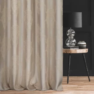 Zasłona szyta na tunelu jasnobeżowa z eleganckiej tkaniny w duży ornamentowy wzór