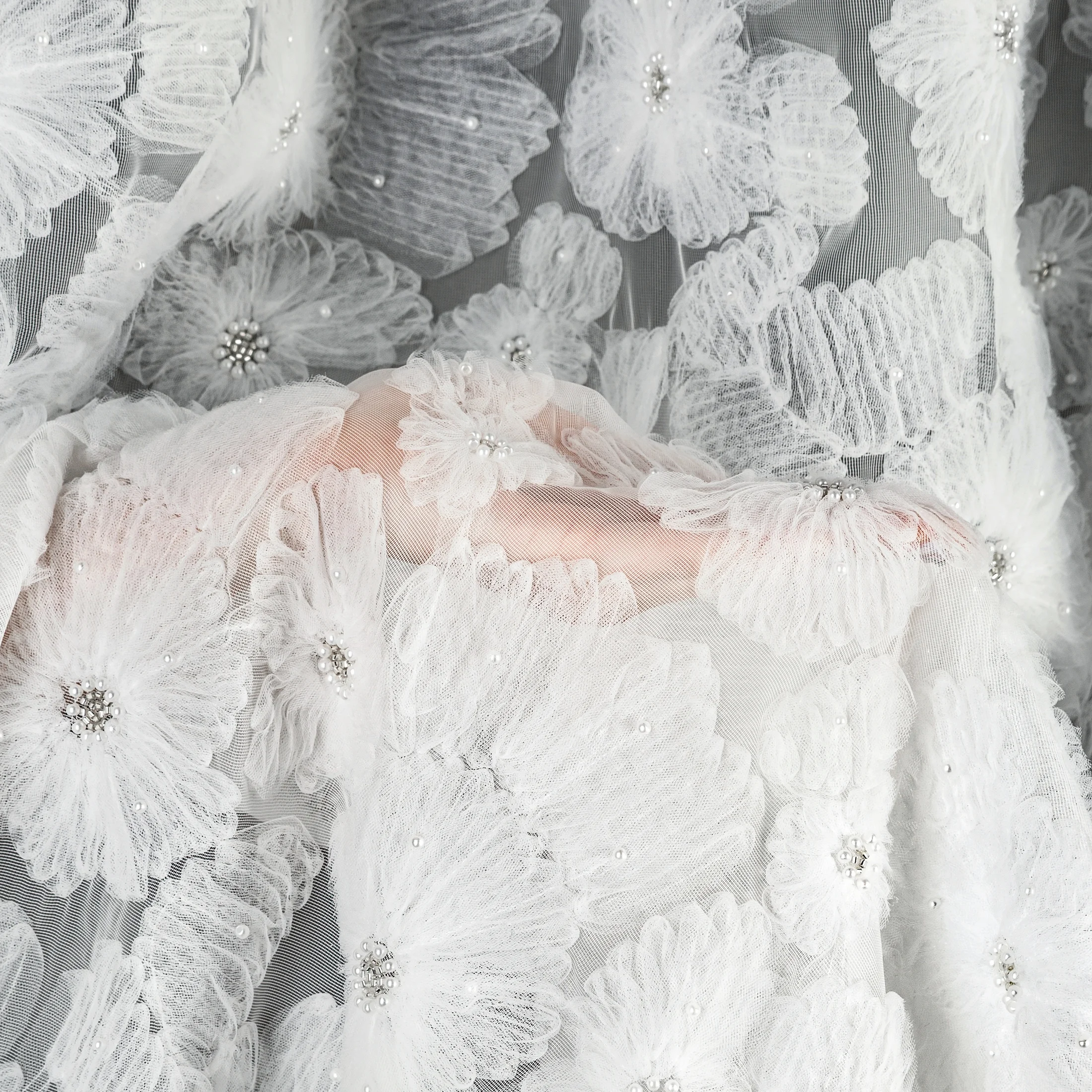 Zasłona biała z siateczki zdobiona kwiatami z dodatkiem drobnych perełek 3D 140x250 cm przelotka - JASMIN Eva Minge Eurofirany