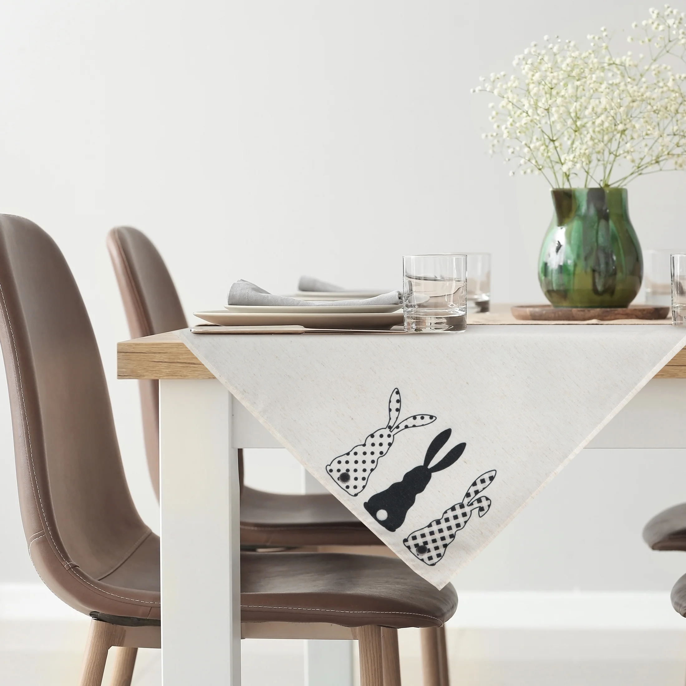 Bieżnik na stół 85x85 cm welwetowy WIOSNA zdobiony nadrukiem siedzących zajączków