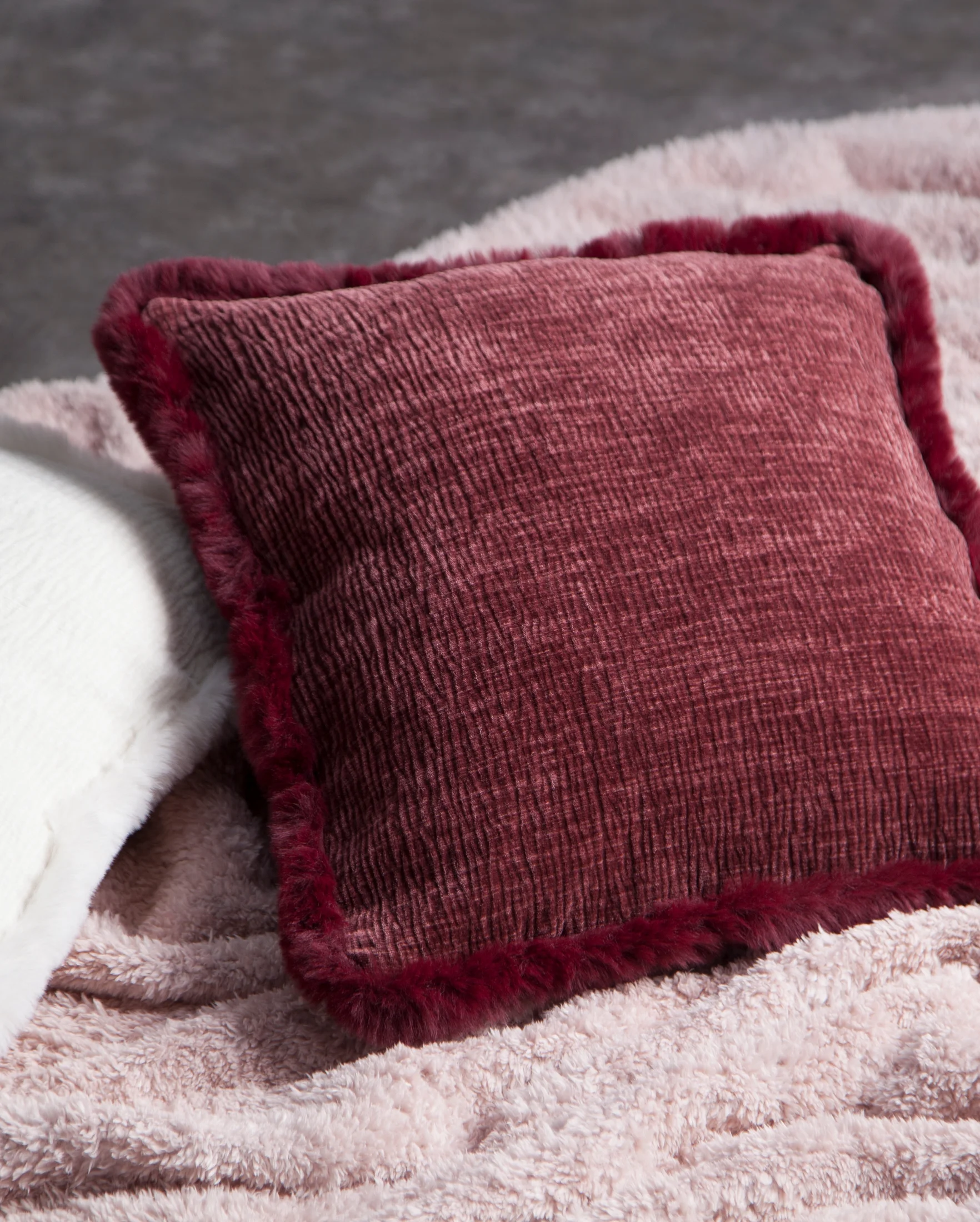 Poszewka na poduszkę 45x45 cm oliwkowa szenilowa zdobiona futerkiem na brzegach poszewki BLANCA 01 Eurofirany