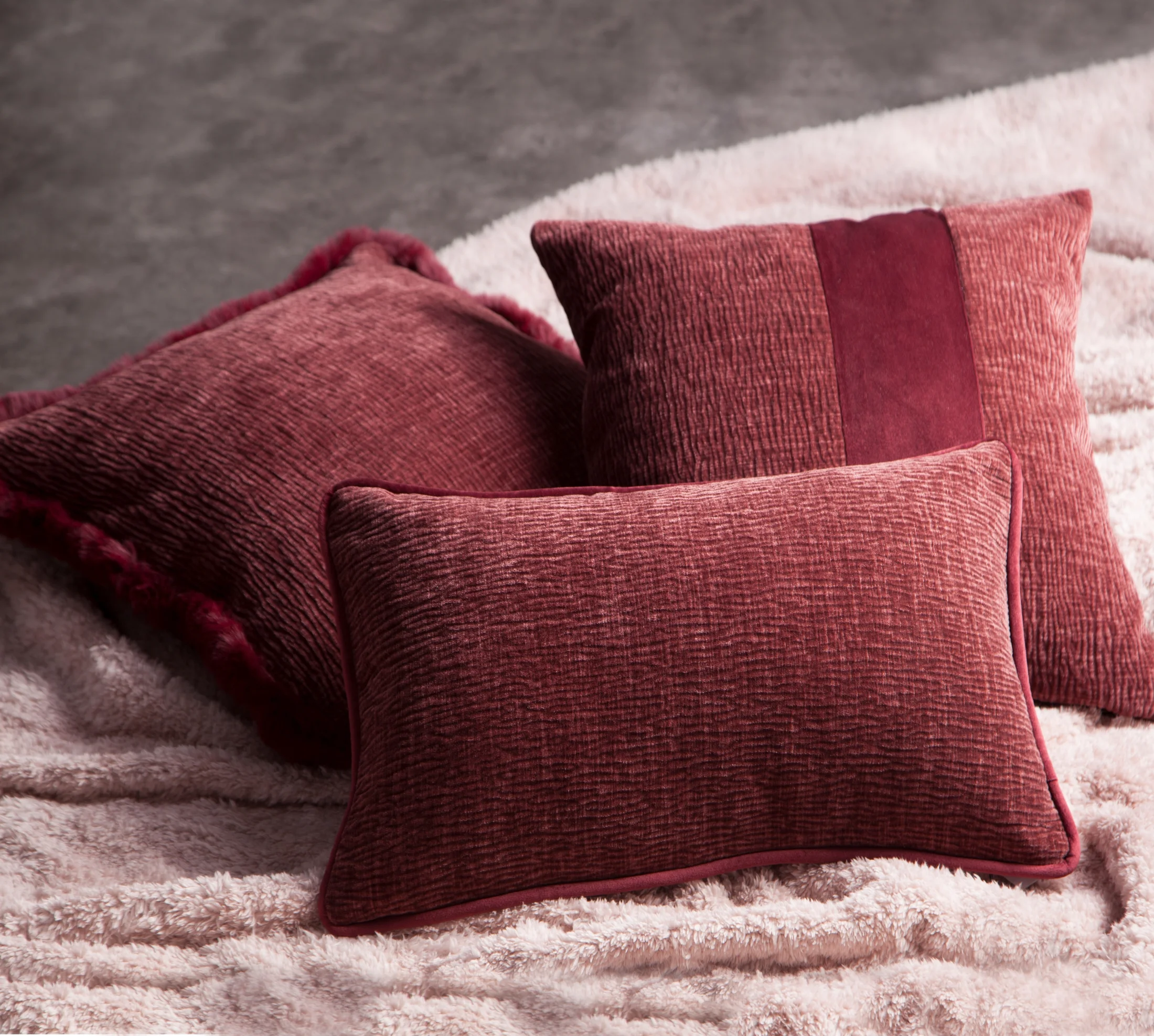 Poszewka na poduszkę 45x45 cm bordowa szenilowa zdobiona futerkiem na brzegach poszewki BLANCA 02 Eurofirany