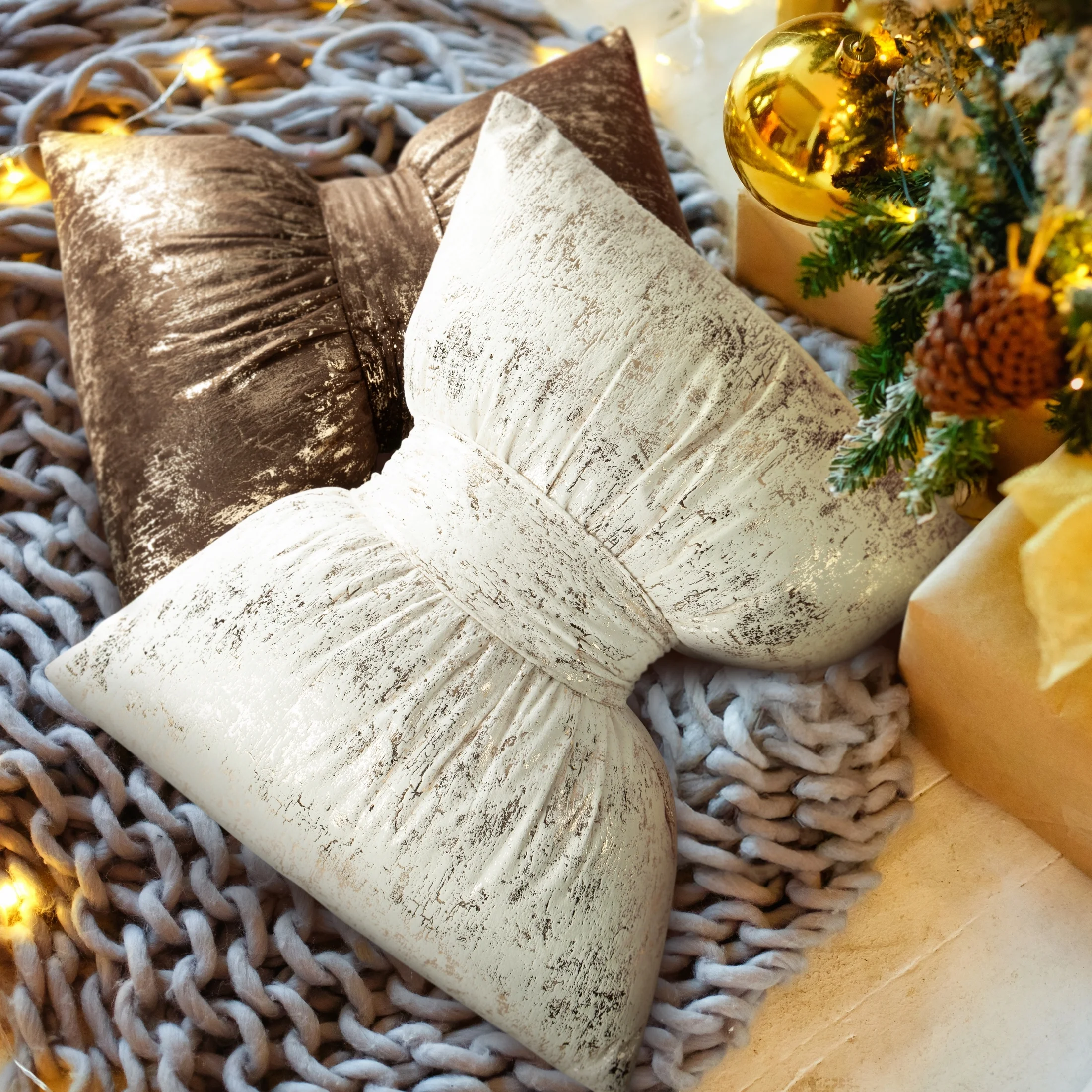 Poduszka 45x55 cm welwetowa kolor kremowy w kształcie kokardy z przecieranym lśniącym nadrukiem KODARDA 1 Eurofirany