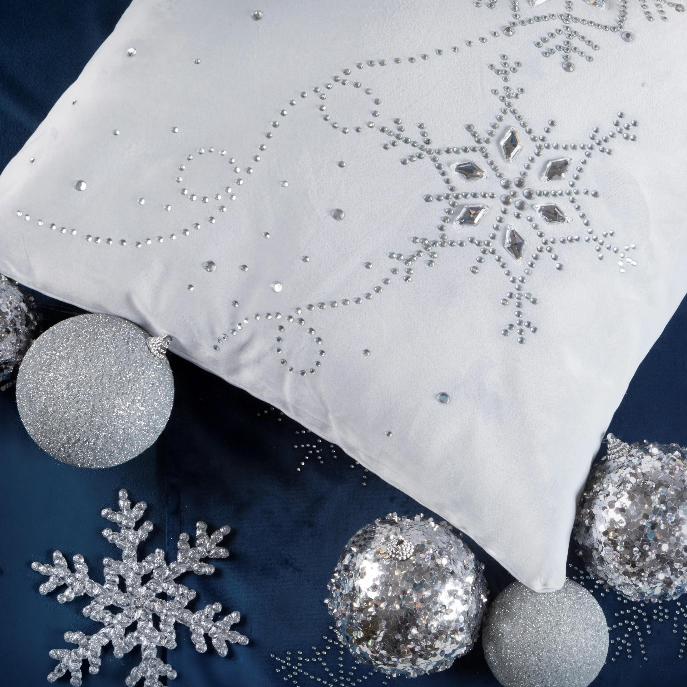 Srebrna bombka choinkowa nietłukąca z cekinami 8 cm Eurofirany