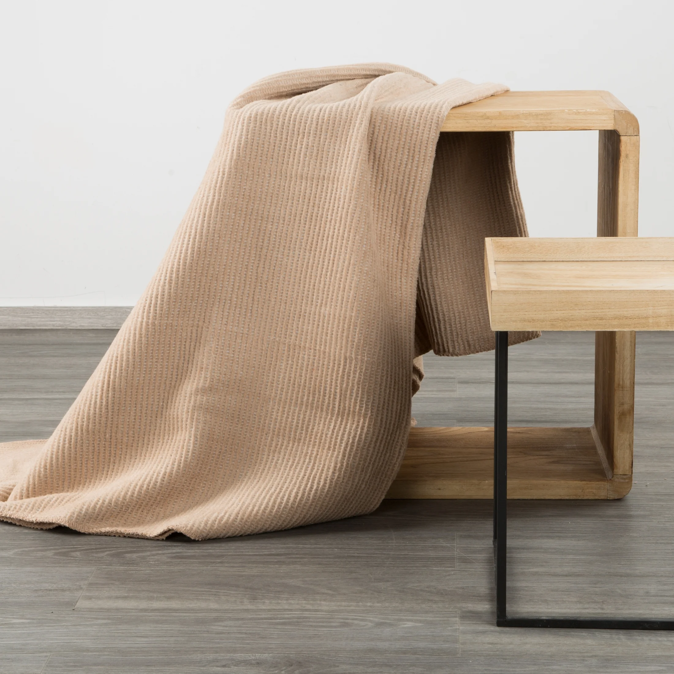 Design 91 Koc AMBER z bawełny i akrylu ze wzorem strukturalnym