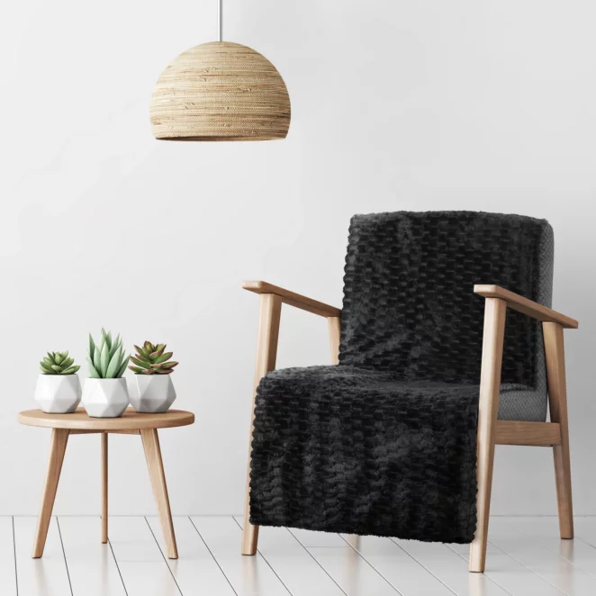 Narzuta na fotel-koc  70x160 cm czarna miękka w dotyku z wytłaczanym wzorem jodełki CINDY 5 DESIGN 91 Eurofirany