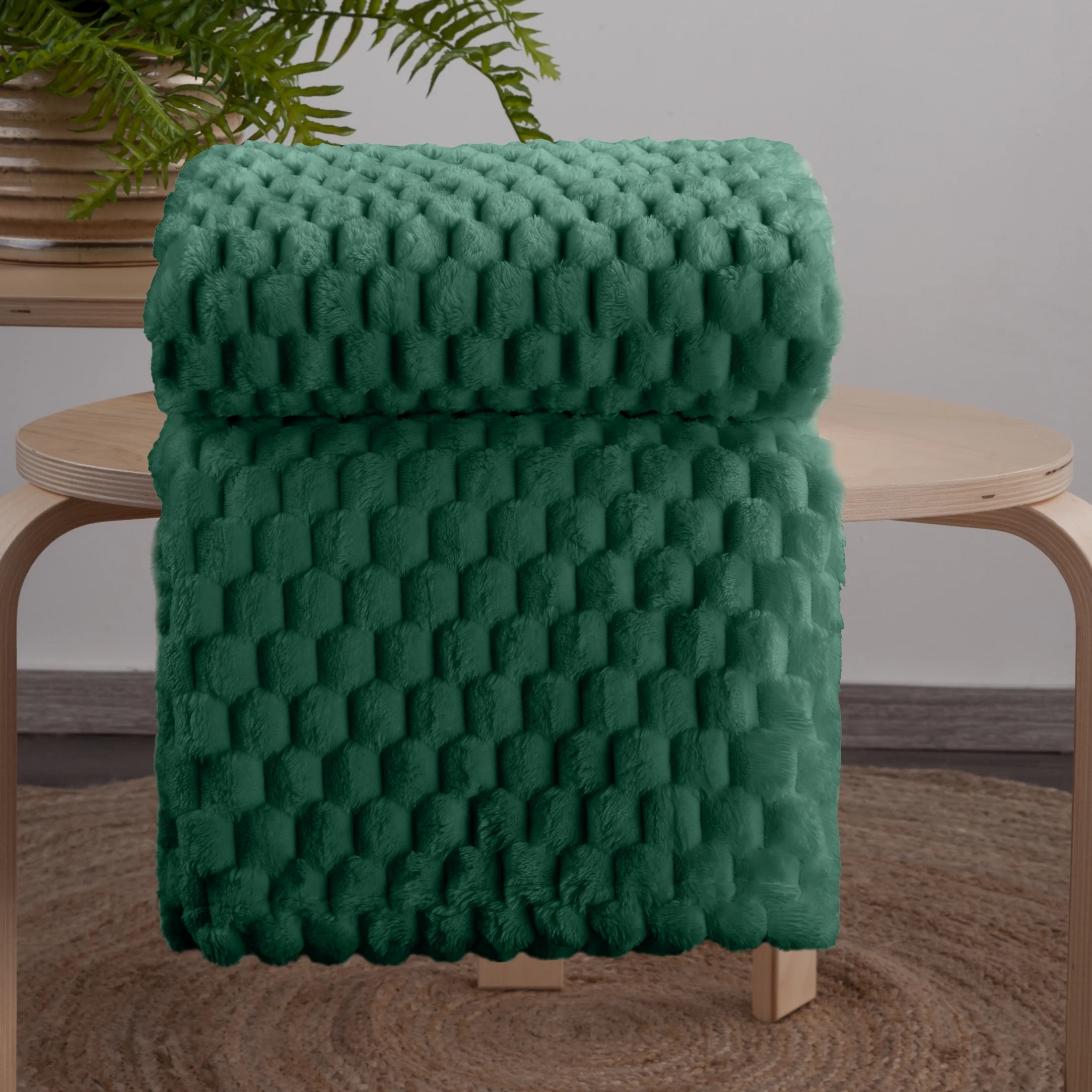 Koc 150x200 cm ciemnozielony bardzo miękki w dotyku z wytłaczanym wzorem 3D CINDY 6 DESIGN 91 Eurofirany