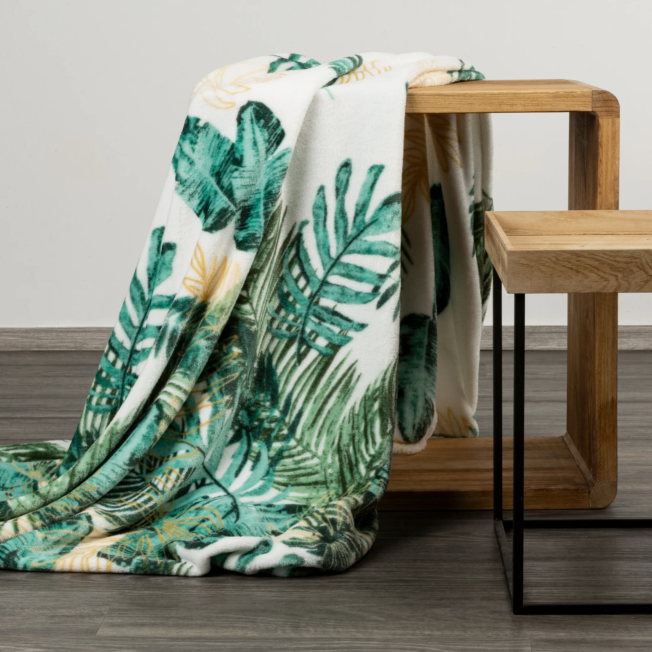 Koc flano 150x200 cm biało, zielony z nadrukiem egzotycznych liści DAWOSA DESIGN 91 Eurofirany