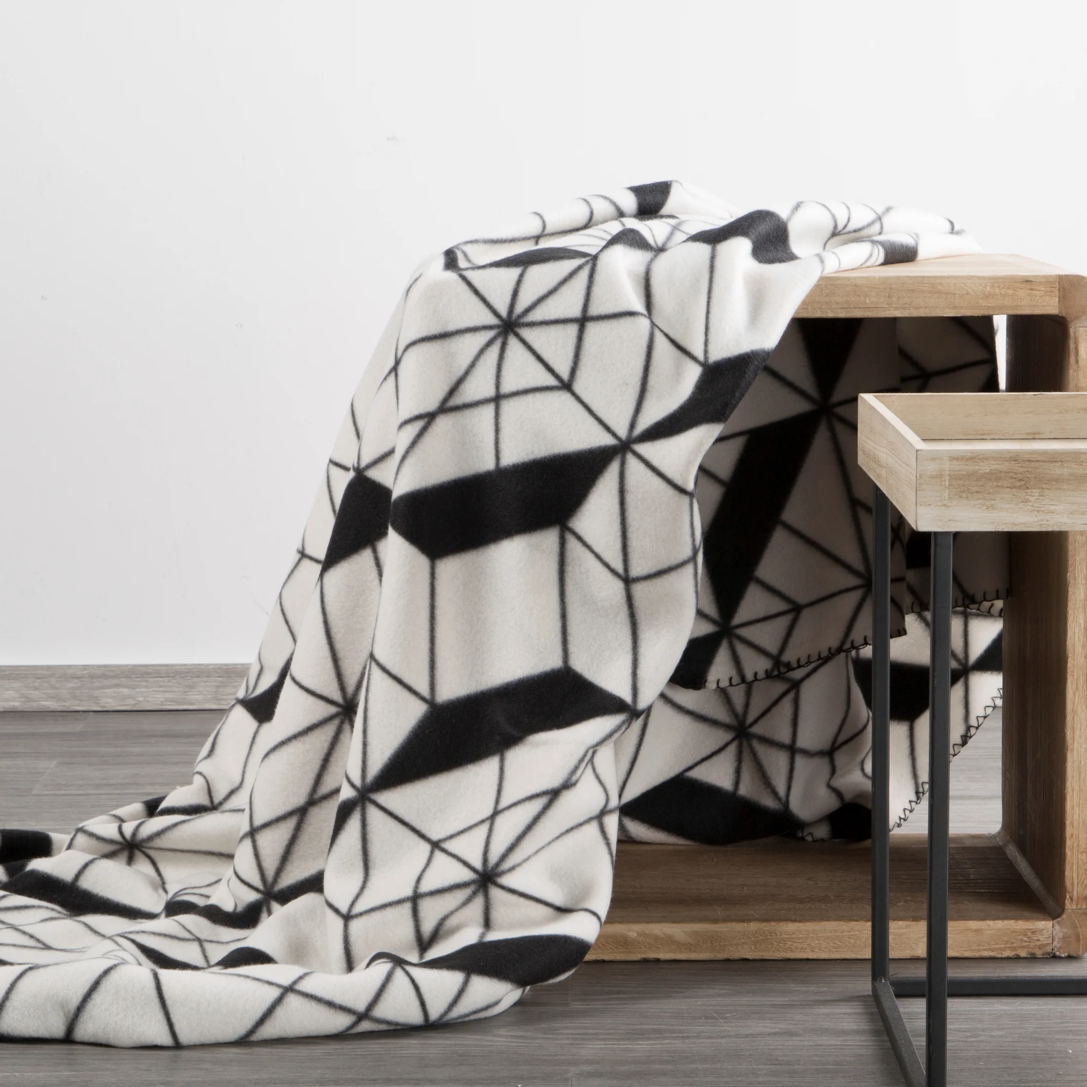 Koc 150x200 cm beżowo, czarny z nadrukiem geometrycznym GEO 1 DESIGN 91 Eurofirany