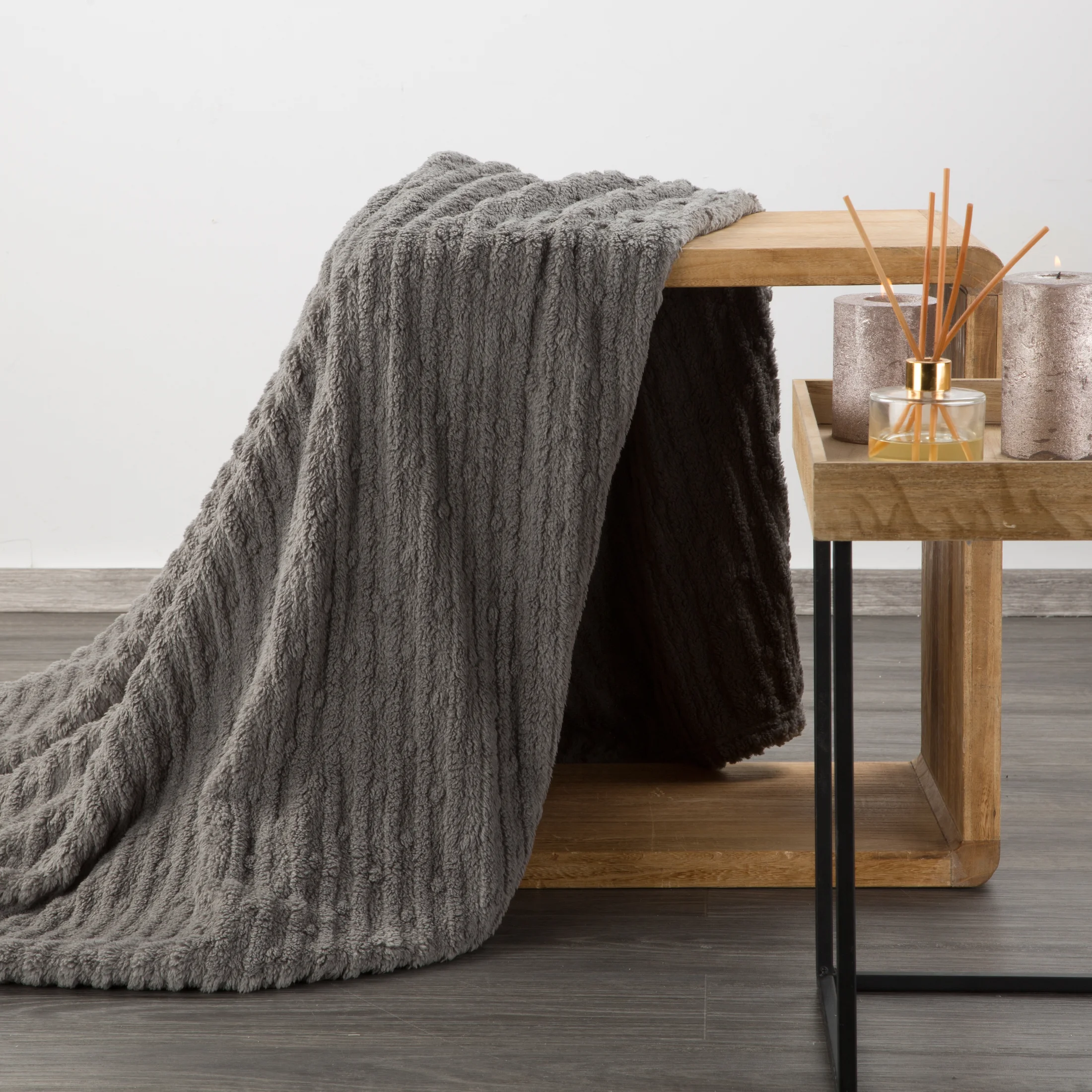 Koc 200x220 cm stalowy z wytłaczanym wzorem pasów LISA DESIGN 91 Eurofirany