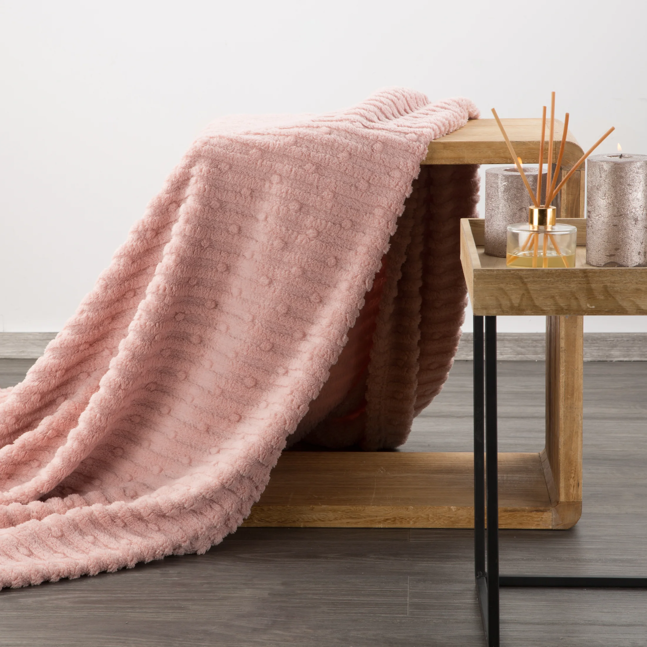 Koc 150x200 cm pudrowy róż z wytłaczanym wzorem pasów LISA DESIGN 91 Eurofirany