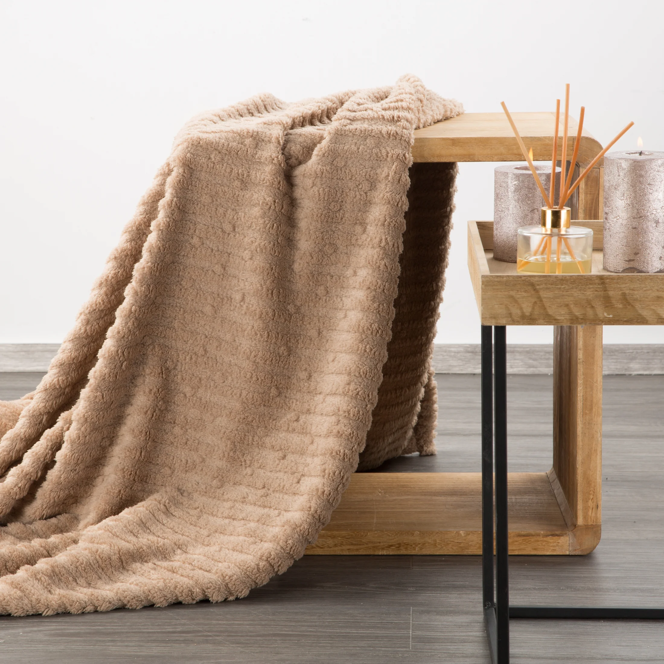 Koc 130x170 cm beżowy z wytłaczanym wzorem pasów LISA DESIGN 91 Eurofirany