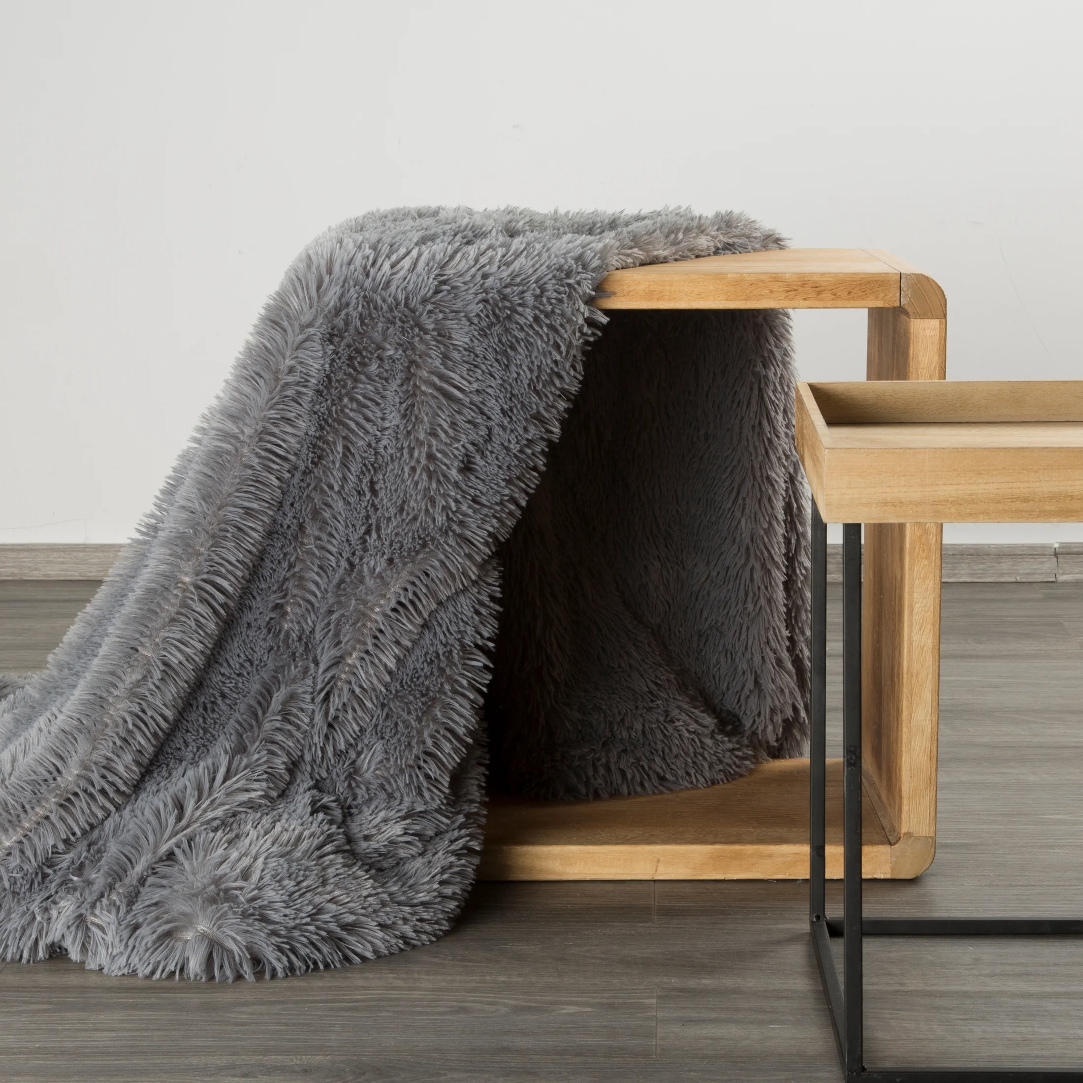 Koc o strukturze miękkiego futra 150x200 cm srebrny TIFANY 1 DESIGN 91 Eurofirany