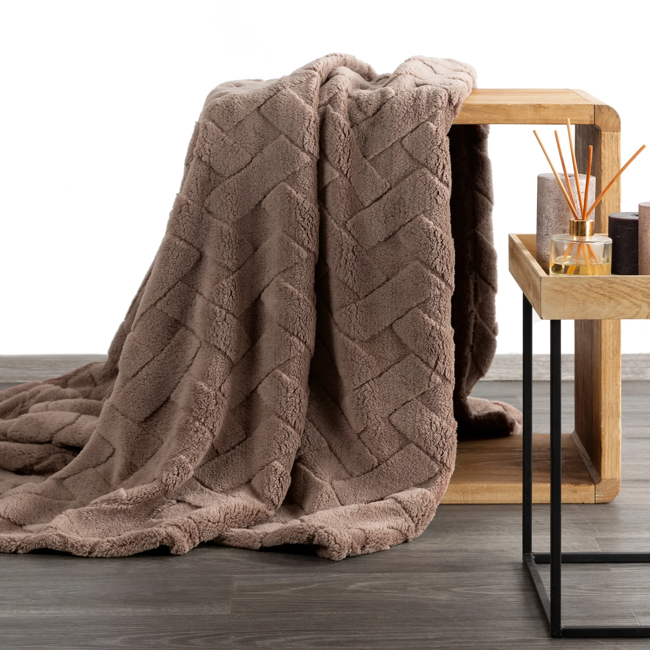 Koc flano 200x220 cm ciemnobeżowy zdobiony wytłaczanym wzorem CARO DESIGN 91 Eurofirany