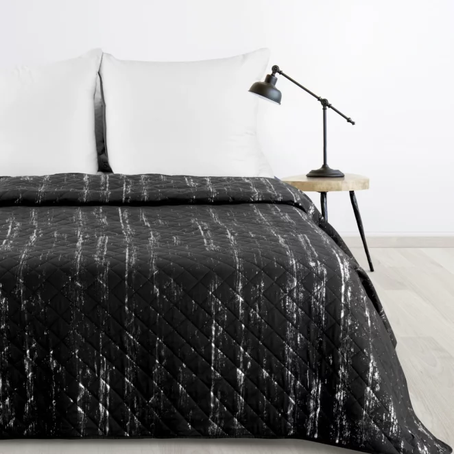 Narzuta czarno, srebrna 200x220 cm zdobiona przecieranym wzorem i pikowana metodą hot press BLINK 1 DESIGN 91 Eurofirany