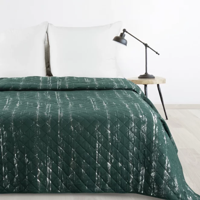 Narzuta ciemnozielono, srebrna 200x220 cm zdobiona przecieranym wzorem i pikowana metodą hot press BLINK 1 DESIGN 91 Eurofirany