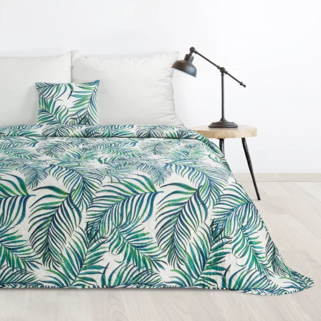 Narzuta biało, niebieska 200x220 cm z nadrukiem palmowych liści pikowana techniką hot press PALMS 2 DESIGN 91 Eurofirany