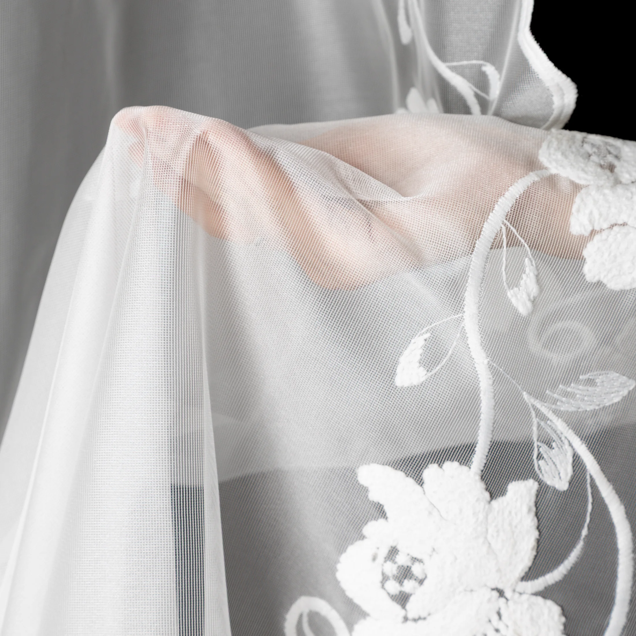 Komplet 2 szt. firan białych z drobnej siateczki zdobionych subtelnym haftem 140x270 cm taśma - LETI Eurofirany