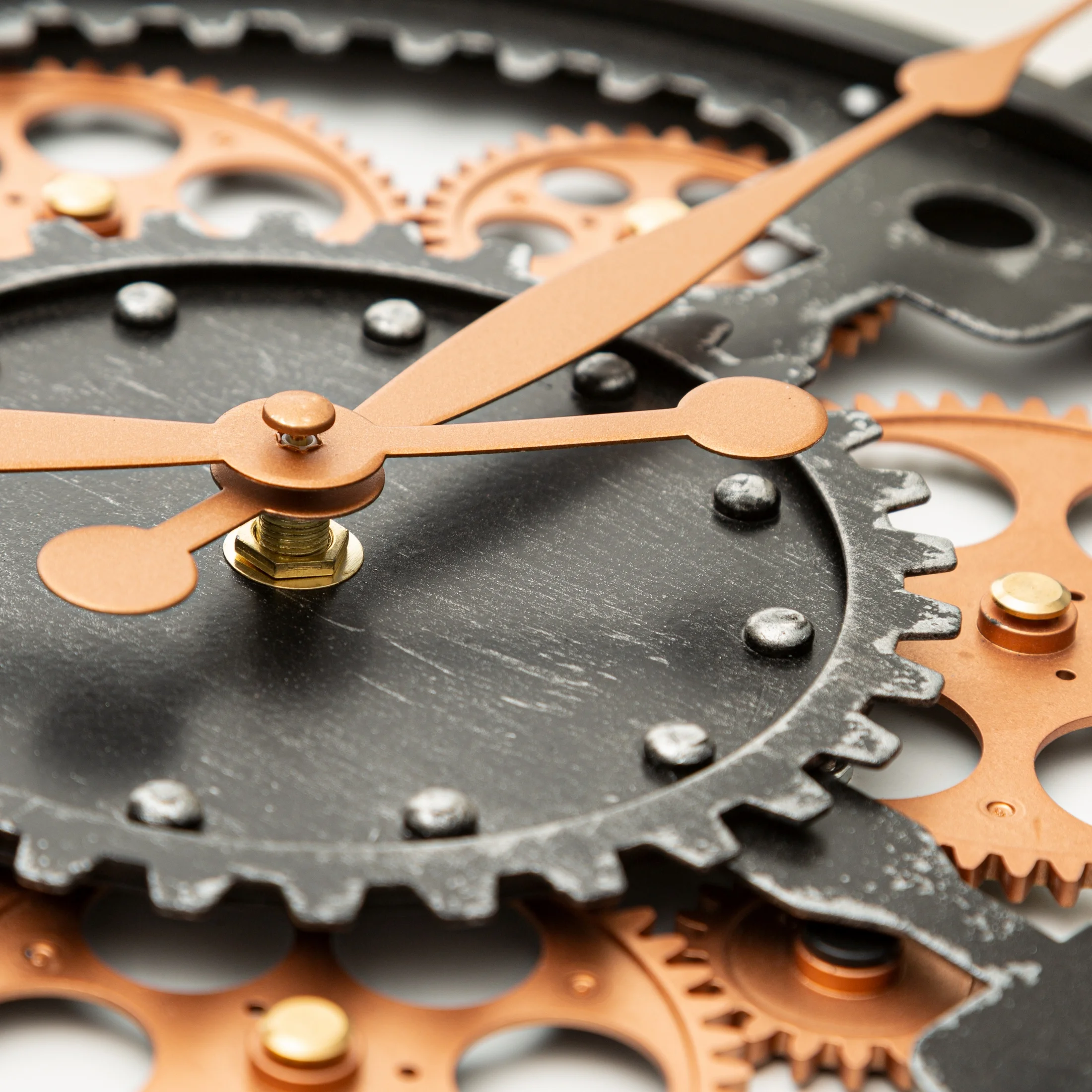 Zegar ścienny czarno-brązowy z rzymskimi cyframi i kołami zębatymi, styl retro średnica 50x6 cm Eurofirany