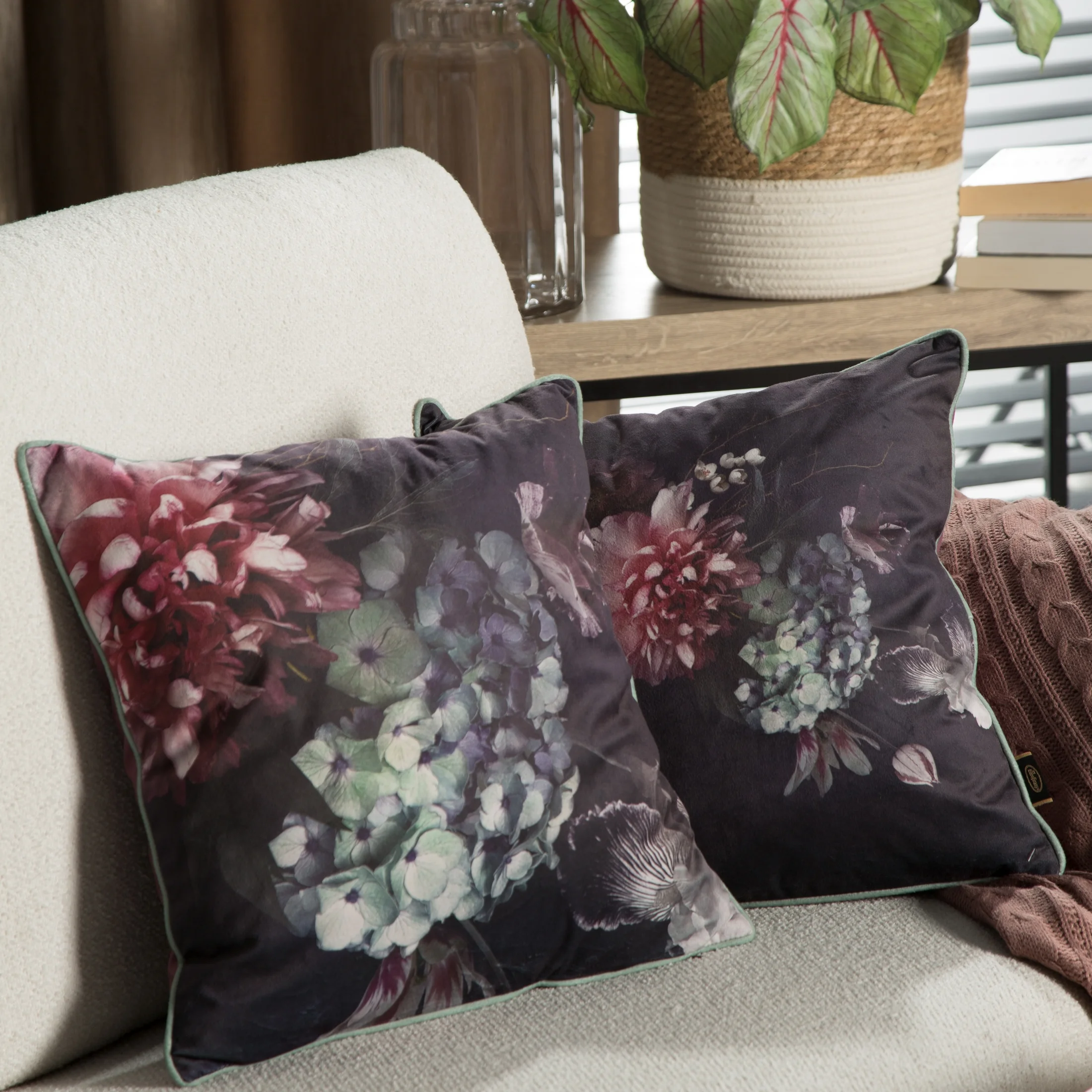 Poszewka na poduszkę 45x45 cm welwetowa, dwustronna z motywem kwiatów z wypustką na brzegach cienofioletowo, różowa VELVET 131 EUROFIRANY PREMIUM