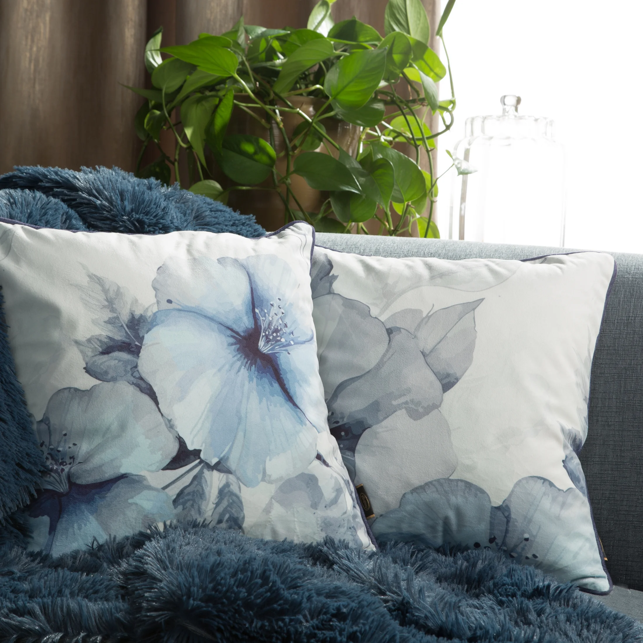 Poszewka na poduszkę 45x45 cm welwetowa, dwustronna z motywem kwiatów z wypustką na brzegach niebiesko, kremowa VELVET 132 EUROFIRANY PREMIUM