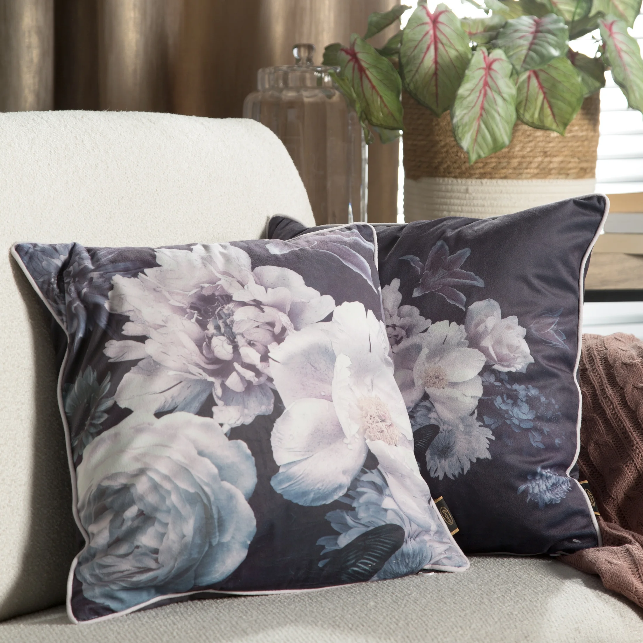 Poszewka na poduszkę 45x45 cm welwetowa, dwustronna z motywem kwiatów z wypustką na brzegach fioletowo, czarna VELVET 134 EUROFIRANY PREMIUM